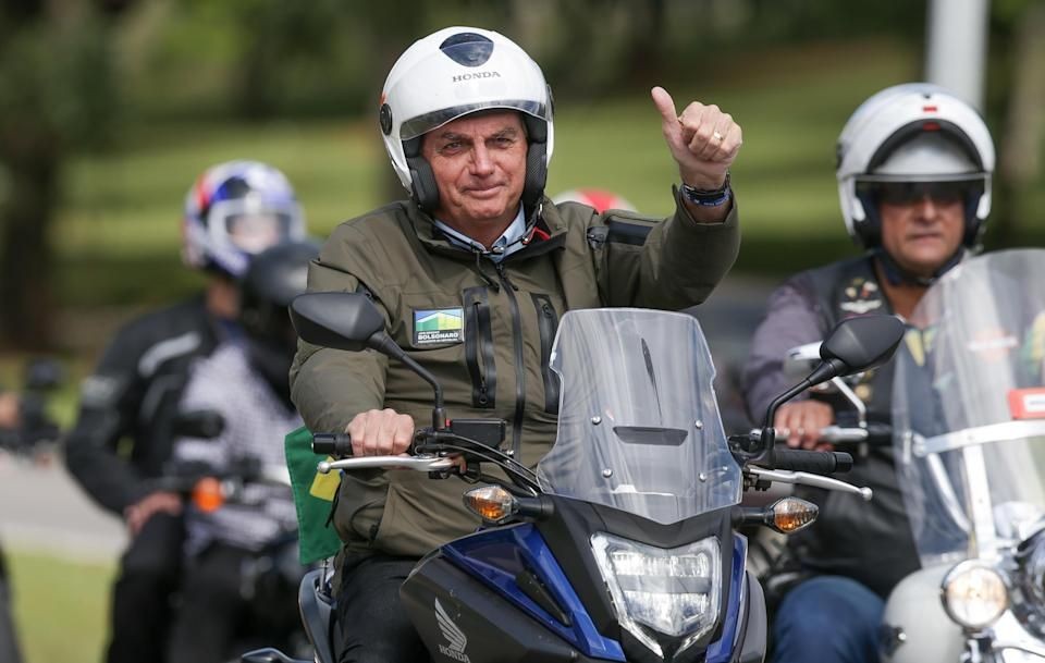 O deputado federal Eduardo Bolsonaro (PSL-SP), filho do presidente, e o ministro da Infraestutura, Tarcísio Gomes, também foram autuados (Foto: Folhapress)