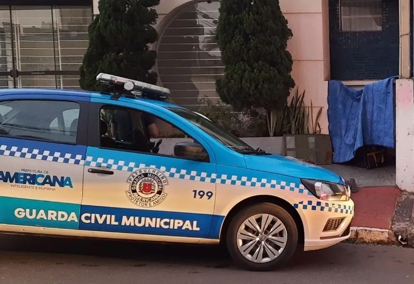 Homem usou cobertor para se esconder durante a prática do delito (Gama/Divulgação)