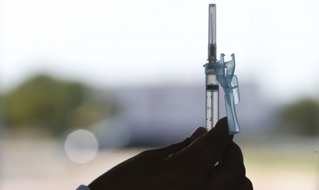 A previsão do Ministério da Saúde de entrega da vacina da AstraZeneca pela Fiocruz (Fundação é insuficiente para concluir a imunização - Divulgação