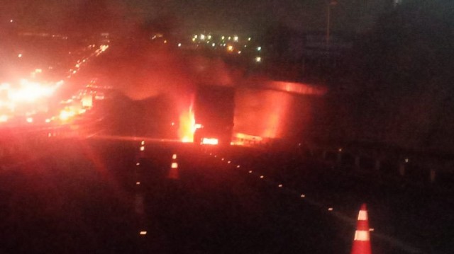 Carreta pegou fogo na pista marginal da Anhanguera após sofre pane – Divulgação/Polícia Rodoviária