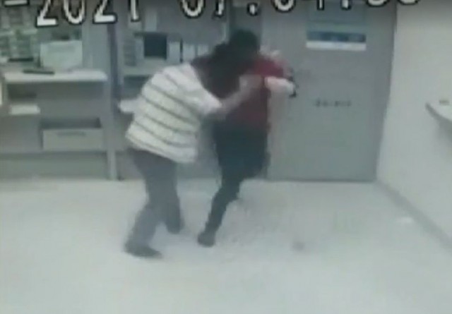 Empresário reagiu ao assalto e entrou em luta com o ladrão – Captura de vídeo