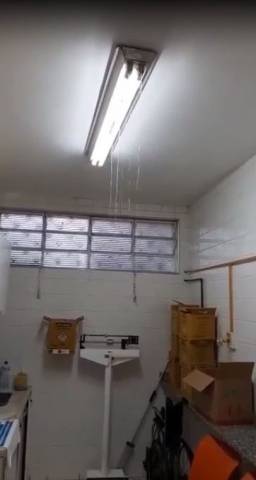 Vazamento causado por goteiras é visto em luminária dentro de sala da UBS Cariobinha, em Americana (Foto: Divulgação)