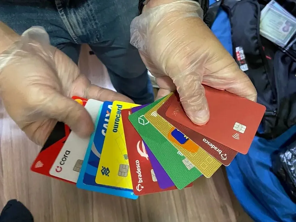 Foto: Polícia Civil (Cartões de bancos encontrados no endereço da capital do estado onde DIG de Campinas cumpriu mandados de busca)