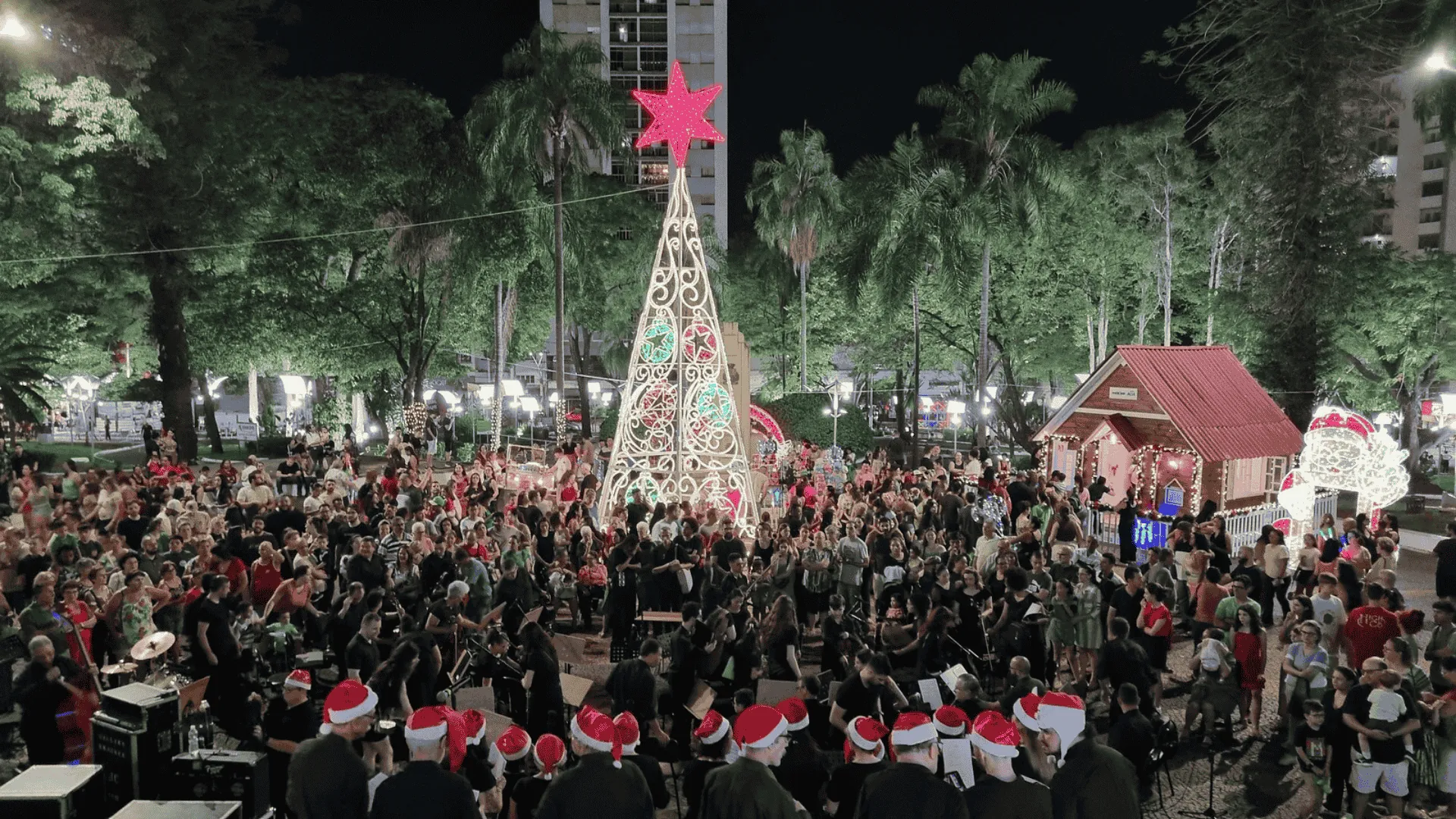 Público prestigiou o acendimento das luzes na Praça Comendador Müller. Foto: Marilia Pierre/Prefeitura de Americana