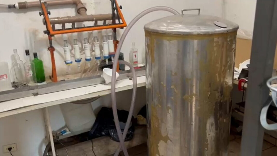 fábrica de bebidas falsificadas