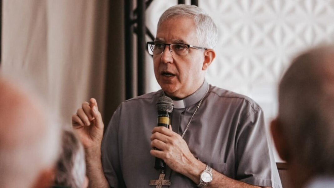 Bispo diocesano Dom Devair Araújo da Fonseca