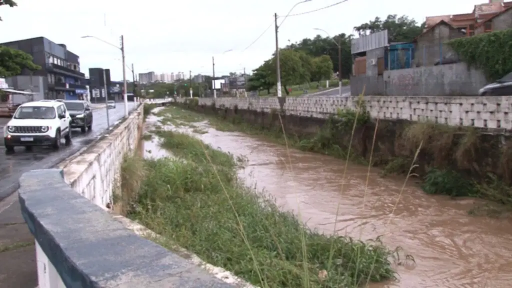 Prefeitura de Americana interdita trecho da Avenida Raphael Vitta para limpeza do Córrego Pyles