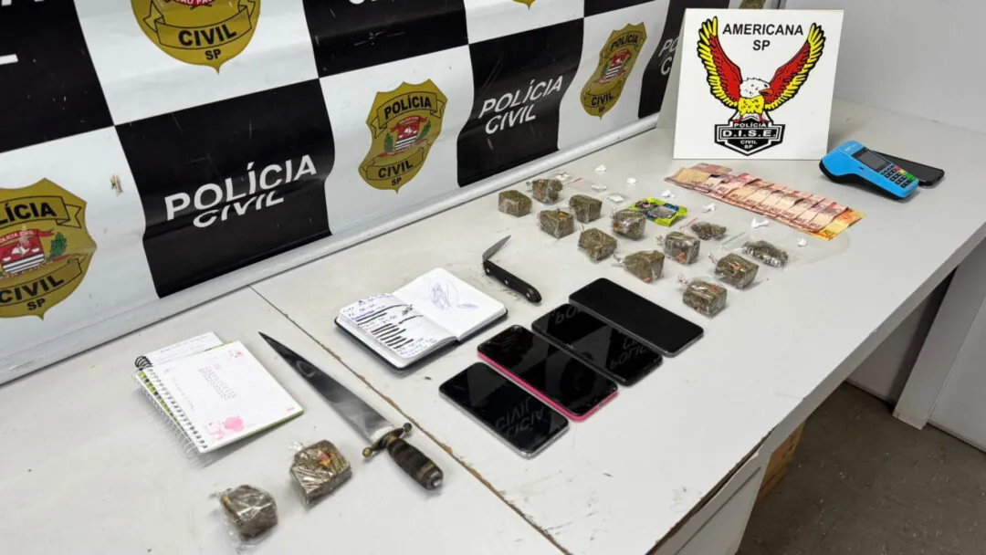 Porções de drogas e objetos foram apreendidos. Foto: Reprodução/Dise