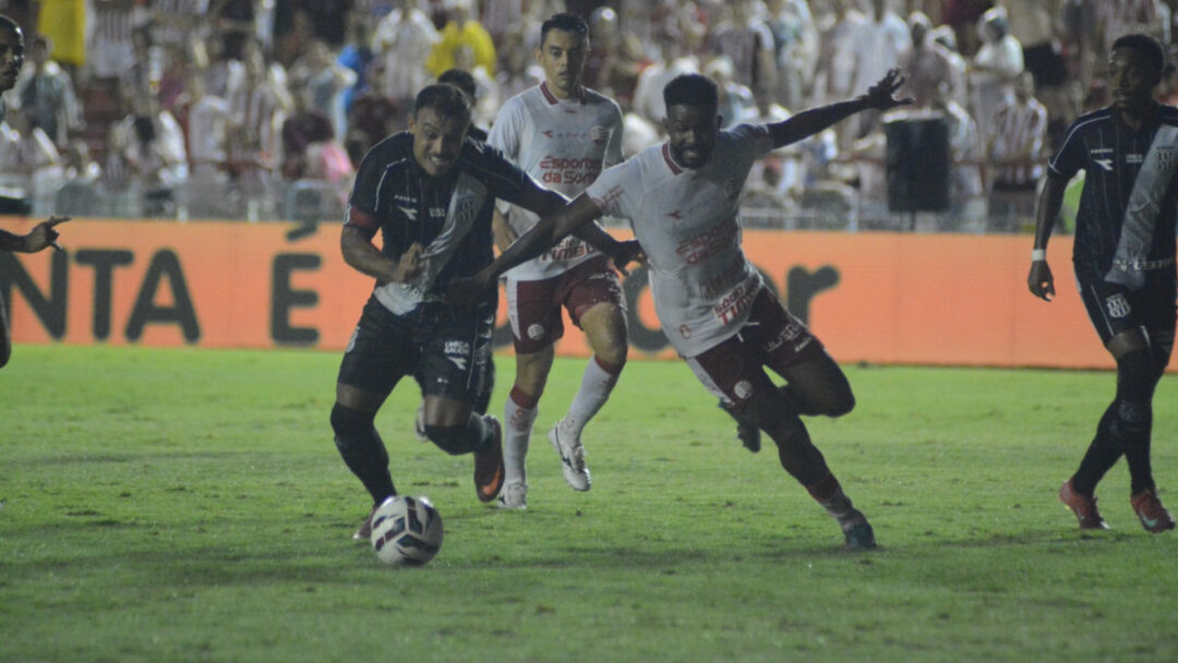 Ponte Preta sofre com expulsões e segue sem vencer na Série B do Brasileiro