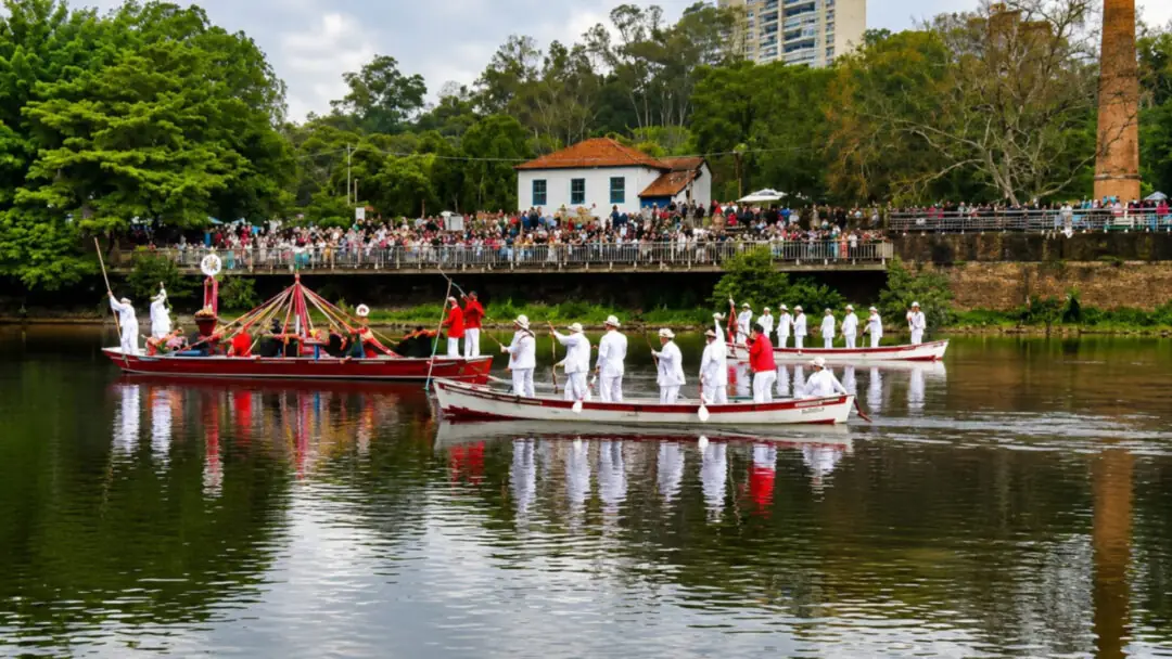 Passeio de caiaque no Rio Piracicaba homenageia os 200 anos da Festa do Divino